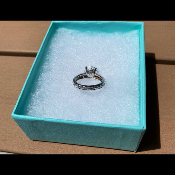 💕Host Pick💕Large Solitaire Ring with pave band. - Picture 6 of 8